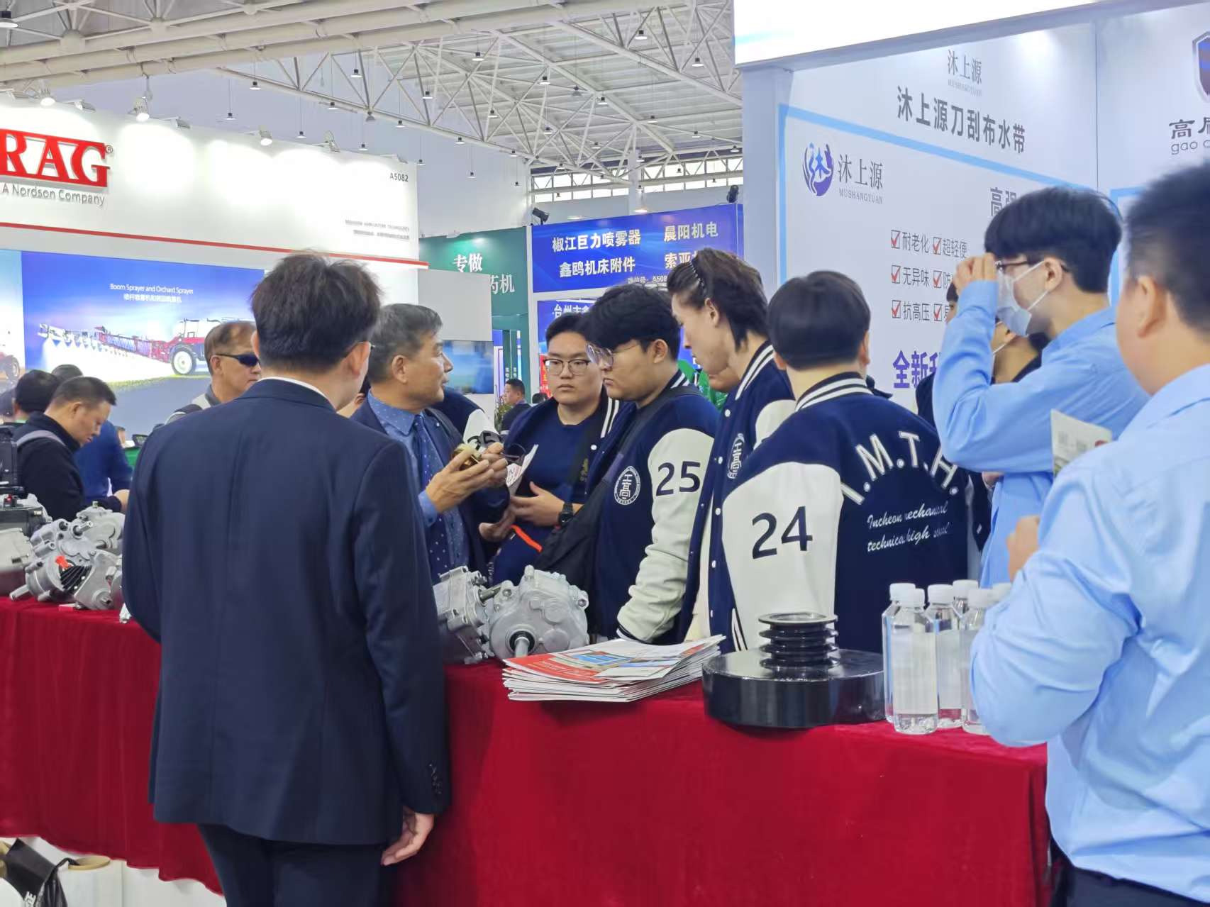 Hongzone talking with visitors