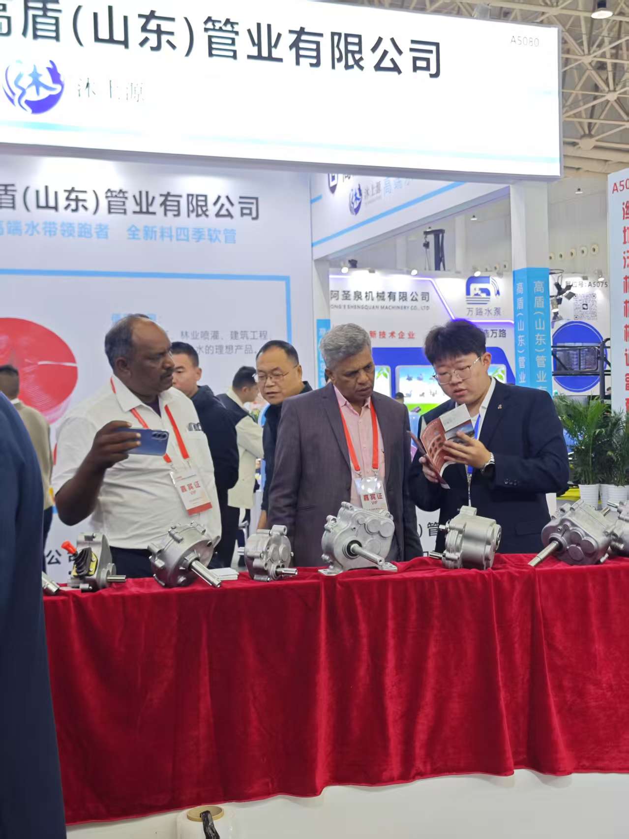 Agricultural machinery buyers at Hongzone booth