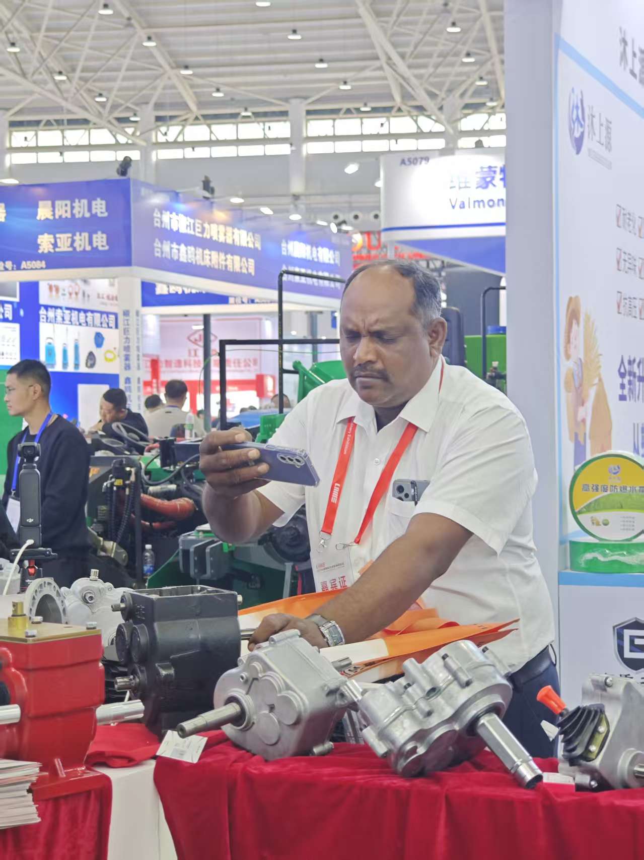 Hongzone booth receives international buyers